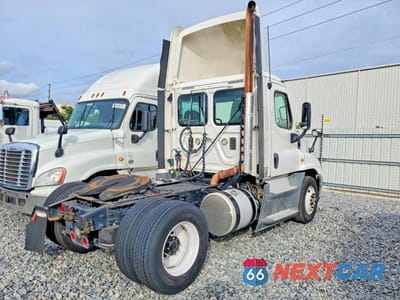 Czwarte zdjęcie samochodu z boku: 2016 FREIGHTLINER CASCADIA 125 SEMI TRUCK VIN:1FUBGEDV5GLHC5665 - miniatura