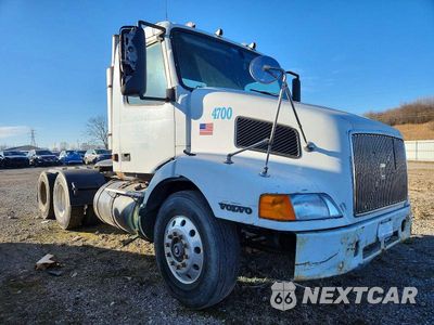 2000 VOLVO VNM SEMI TRUCK 4V4MD2UF2YN249628 - główne zdjęcie licytacji z USA - miniatura