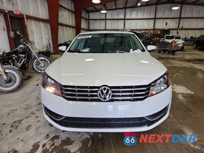 Piąte zdjęcie samochodu w środku: 2015 VOLKSWAGEN PASSAT SE VIN:1VWBV7A38FC021128 - miniatura