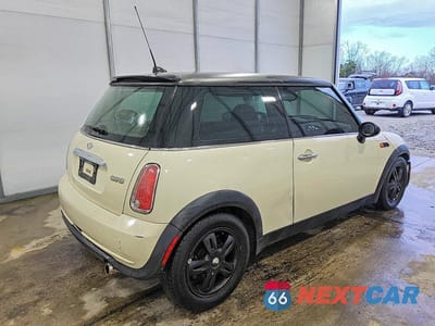 Trzecie zdjęcie samochodu z tyłu: 2006 MINI COOPER VIN:WMWRC33556TK16227 - miniatura