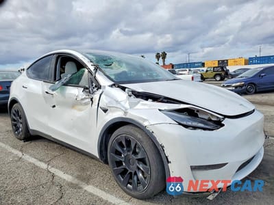 Czwarte zdjęcie samochodu z boku: 2021 TESLA MODEL Y VIN:5YJYGDEEXMF198698 - miniatura