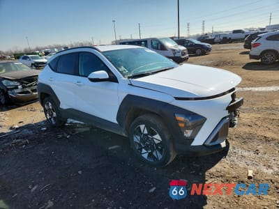 Czwarte zdjęcie samochodu z boku: 2025 HYUNDAI KONA SEL VIN:KM8HBCABXSU307147 - miniatura