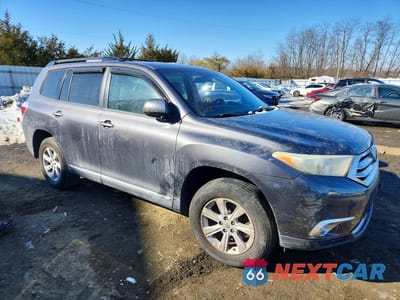 Czwarte zdjęcie samochodu z boku: 2013 TOYOTA HIGHLANDER PLUS VIN:5TDBK3EH5DS248752 - miniatura