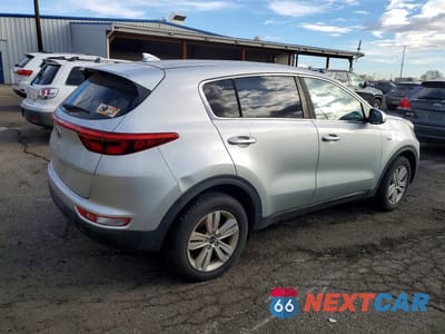 Trzecie zdjęcie samochodu z tyłu: 2017 KIA SPORTAGE LX VIN:KNDPMCAC4H7229782 - miniatura