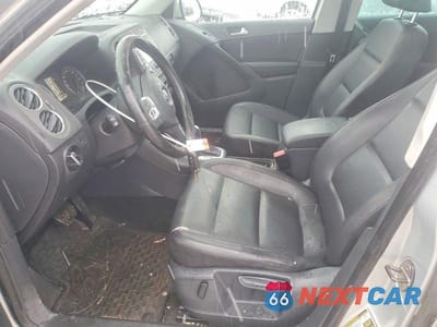 Zdjęcie 7 z 13 samochodu: 2011 VOLKSWAGEN TIGUAN S VIN:WVGAV7AXXBW539831 - miniatura