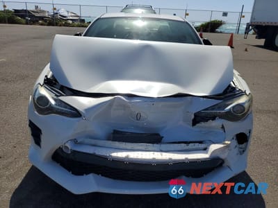 Piąte zdjęcie samochodu w środku: 2017 TOYOTA 86 BASE VIN:JF1ZNAA16H9703749 - miniatura