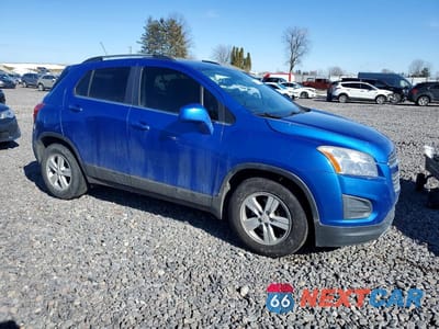 Czwarte zdjęcie samochodu z boku: 2016 CHEVROLET TRAX 1LT VIN:KL7CJLSB8GB599414 - miniatura