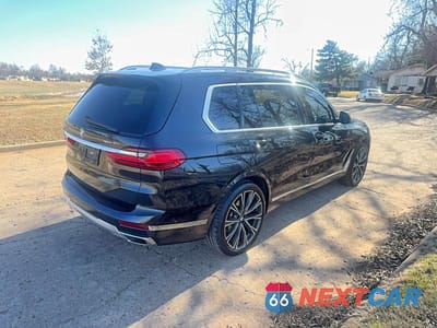 Czwarte zdjęcie samochodu z boku: 2022 BMW X7 XDRIVE40I VIN:5UXCW2C07N9K96482 - miniatura