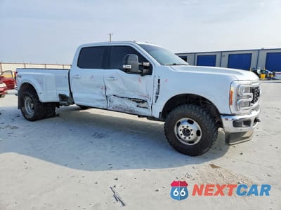 Czwarte zdjęcie samochodu z boku: 2023 FORD F350 SUPER DUTY VIN:1FT8W3DT6PEE01542 - miniatura