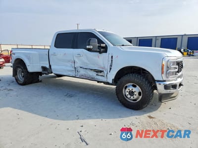 Czwarte zdjęcie samochodu z boku: 2023 FORD F350 SUPER DUTY VIN:1FT8W3DT6PEE01542 - miniatura