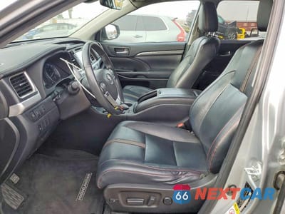 Zdjęcie 7 z 13 samochodu: 2019 TOYOTA HIGHLANDER SE VIN:5TDKZRFH7KS567953 - miniatura