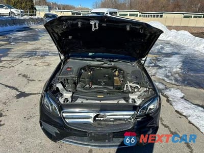Piąte zdjęcie samochodu w środku: 2017 MERCEDES-BENZ E 300 4MATIC VIN:WDDZF4KB6HA024228 - miniatura
