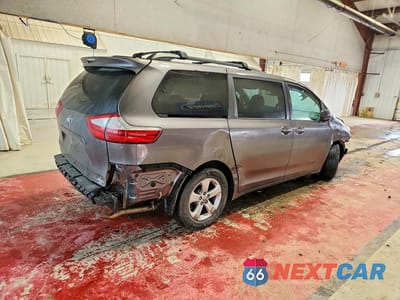 Trzecie zdjęcie samochodu z tyłu: 2015 TOYOTA SIENNA LE 8-PASSENGER VIN:5TDKK3DC2FS687917 - miniatura