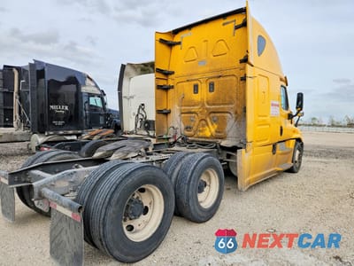 Czwarte zdjęcie samochodu z boku: 2014 FREIGHTLINER CASCADIA SEMI TRUCK VIN:1FUJGLDR8ELFJ6439 - miniatura