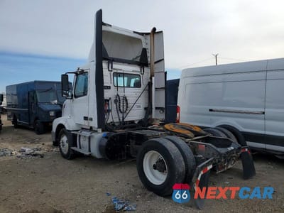 Trzecie zdjęcie samochodu z tyłu: 2016 VOLVO VN VNL VIN:4V4N39TG1GN965588 - miniatura