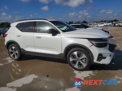 Czwarte zdjęcie samochodu z boku: 2026 VOLVO XC40 PLUS VIN:YV4L12UC0T2700326 - miniatura
