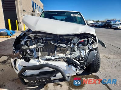 Piąte zdjęcie samochodu w środku: 2019 TOYOTA 4RUNNER SR5 VIN:JTEBU5JR2K5731148 - miniatura