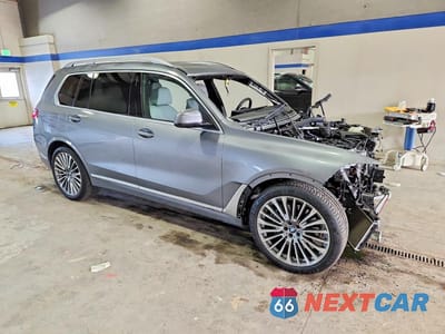 Czwarte zdjęcie samochodu z boku: 2025 BMW X7 XDRIVE40I VIN:5UX23EM07S9Z89841 - miniatura