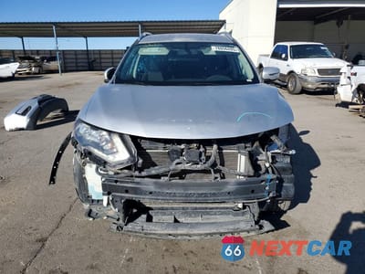 Piąte zdjęcie samochodu w środku: 2017 NISSAN ROGUE S VIN:KNMAT2MT7HP616244 - miniatura