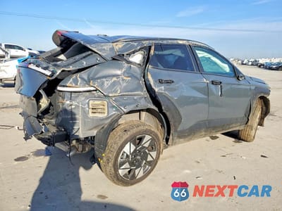 Trzecie zdjęcie samochodu z tyłu: 2025 HYUNDAI KONA SEL CONVENIENCE VIN:KM8HCCABXSU275040 - miniatura