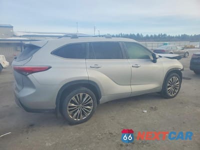 Trzecie zdjęcie samochodu z tyłu: 2022 TOYOTA HIGHLANDER PLATINUM VIN:5TDFZRBH9NS181949 - miniatura