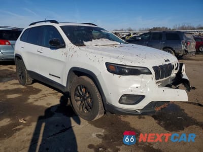 Czwarte zdjęcie samochodu z boku: 2023 JEEP CHEROKEE ALTITUDE LUX VIN:1C4PJMMB6PD101982 - miniatura