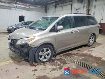 2017 TOYOTA SIENNA 5TDKZ3DCXHS857939 - główne zdjęcie licytacji z USA - miniatura