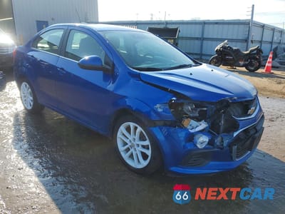 Czwarte zdjęcie samochodu z boku: 2020 CHEVROLET SONIC LT VIN:1G1JD5SB9L4121264 - miniatura