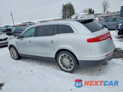 Drugie zdjęcie samochodu z przodu: 2019 LINCOLN MKT VIN:2LMHJ5AT5KBL03878 - miniatura
