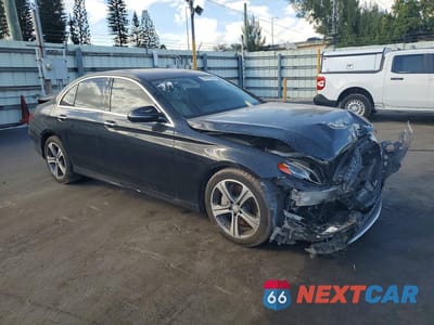 Czwarte zdjęcie samochodu z boku: 2017 MERCEDES-BENZ E 300 VIN:WDDZF4JBXHA105878 - miniatura