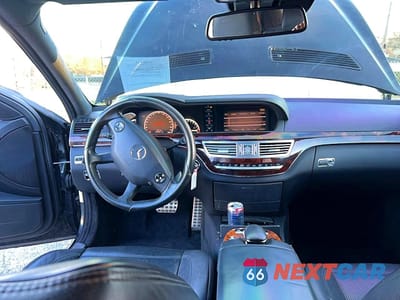 Zdjęcie 9 z 10 samochodu: 2009 MERCEDES-BENZ S 63 AMG VIN:WDDNG77X39A273024 - miniatura