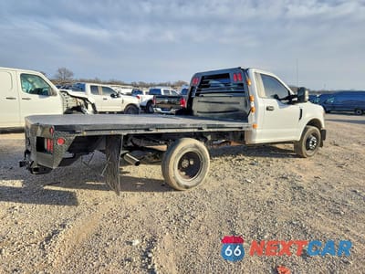 Trzecie zdjęcie samochodu z tyłu: 2022 FORD F350 SUPER DUTY FLATBED TRUCK VIN:1FDRF3G60NEE17240 - miniatura