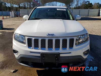Piąte zdjęcie samochodu w środku: 2017 JEEP COMPASS LATITUDE VIN:1C4NJDEBXHD139738 - miniatura