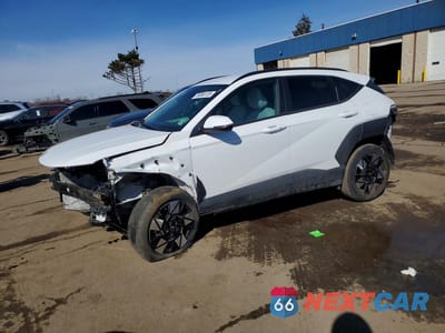 2025 HYUNDAI KONA SEL KM8HBCAB8SU320432 - główne zdjęcie licytacji z USA - miniatura