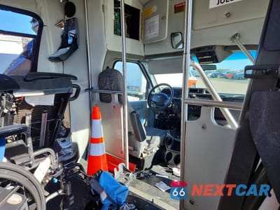 Piąte zdjęcie samochodu w środku: 2013 FORD E450 SHUTTLE BUS VIN:1FDFE4FS5DDB16221 - miniatura