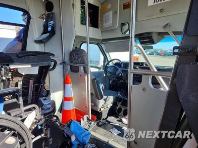 Piąte zdjęcie samochodu w środku: 2013 FORD E450 SHUTTLE BUS VIN:1FDFE4FS5DDB16221 - miniatura