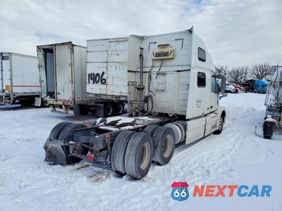 Czwarte zdjęcie samochodu z boku: 2013 VOLVO VN VNL VIN:4V4NC9EH3DN566814 - miniatura