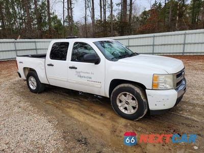 Czwarte zdjęcie samochodu z boku: 2010 CHEVROLET SILVERADO K1500 LT VIN:3GCRKSEA2AG210935 - miniatura