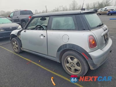 Drugie zdjęcie samochodu z przodu: 2010 MINI COOPER VIN:WMWMF3C5XATZ28128 - miniatura