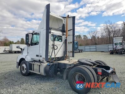 Trzecie zdjęcie samochodu z tyłu: 2018 VOLVO VNL SEMI TRUCK VIN:4V4N39EH9JN892757 - miniatura