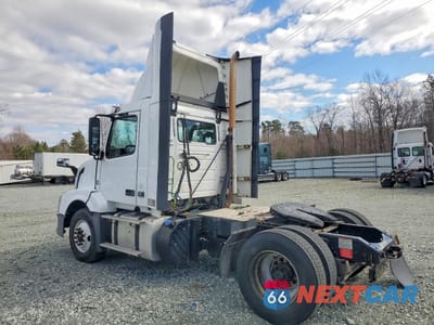 Trzecie zdjęcie samochodu z tyłu: 2018 VOLVO VNL SEMI TRUCK VIN:4V4N39EH9JN892757 - miniatura