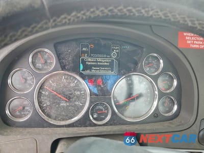 Zdjęcie 8 z 10 samochodu: 2016 KENWORTH T680 SEMI TRUCK VIN:1XKYA48X5GJ496690 - miniatura