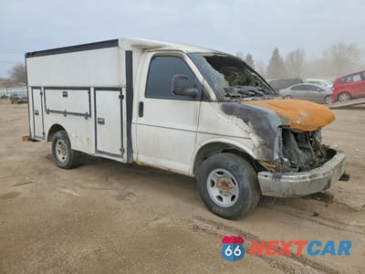 Czwarte zdjęcie samochodu z boku: 2005 CHEV EXPRESS 3500 VIN:1GBHG31U551225523 - miniatura