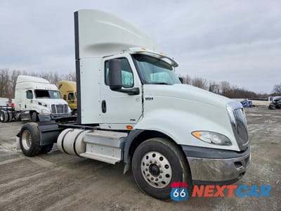 2019 INTERNATIONAL RH613 SEMI TRUCK 3HSDXTZNXKN387591 - główne zdjęcie licytacji z USA - miniatura