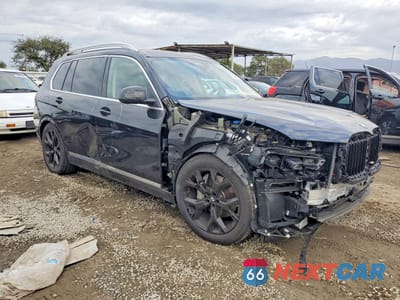 Czwarte zdjęcie samochodu z boku: 2025 BMW X7 XDRIVE40I VIN:5UX23EM07S9Z37299 - miniatura