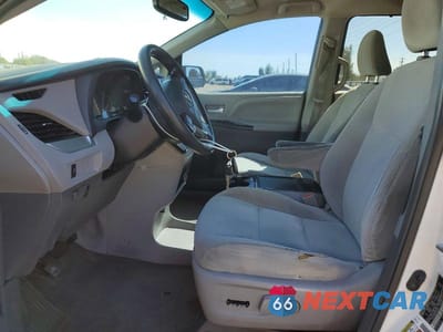 Zdjęcie 7 z 12 samochodu: 2017 TOYOTA SIENNA LE VIN:5TDKZ3DC5HS807224 - miniatura