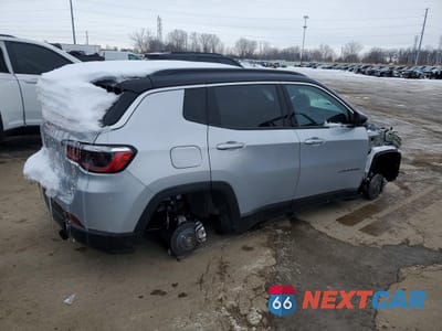 Trzecie zdjęcie samochodu z tyłu: 2026 JEEP COMPASS LIMITED VIN:3C4NJDCN7TT178044 - miniatura