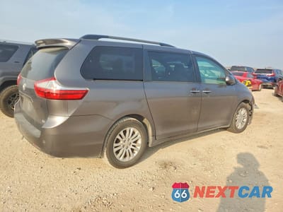 Trzecie zdjęcie samochodu z tyłu: 2017 TOYOTA SIENNA XLE 8-PASSENGER VIN:5TDYZ3DC9HS775551 - miniatura