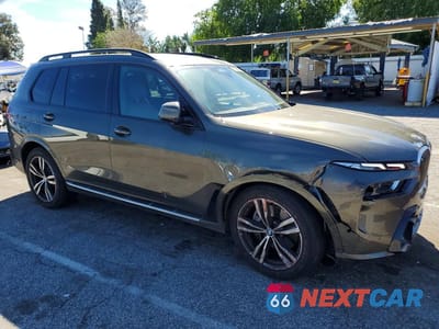 Czwarte zdjęcie samochodu z boku: 2025 BMW X7 XDRIVE40I VIN:5UX23EM08S9Z30359 - miniatura