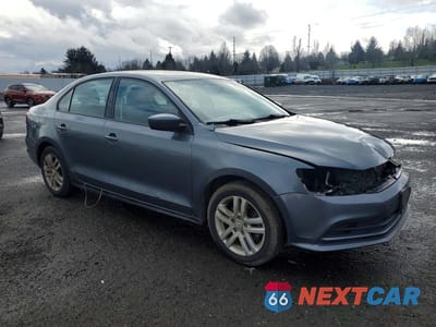 Czwarte zdjęcie samochodu z boku: 2018 VOLKSWAGEN JETTA S VIN:3VW2B7AJ2JM260558 - miniatura